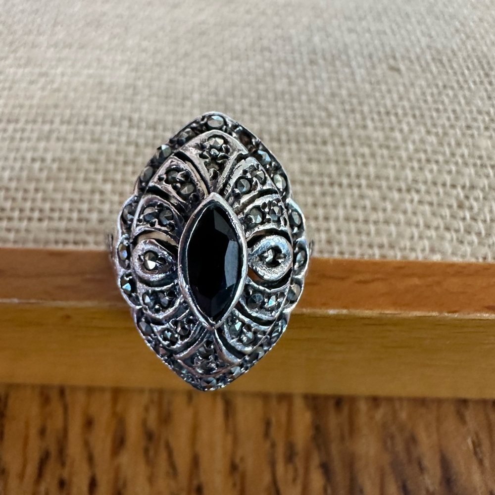 Vintage Onyx & marcasite ring, sterling silver setting, Size 6 - Picture 5 of 5